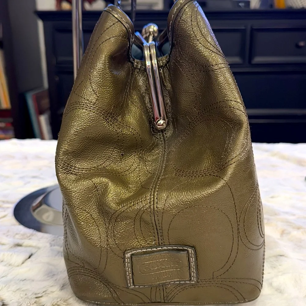 Coach Signature Stitch Patent Leather, Olive Green, 3 Section KISS Lock Purse - Picture 8 of 16